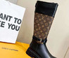 Женские кожаные сапоги Louis Vuitton 2023 черные с коричневым логотипом