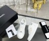 Женские кожаные кроссовки Chanel 2023 белые c золотой вышивкой