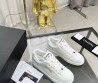 Женские кожаные кроссовки Chanel 2023 белые c золотой вышивкой