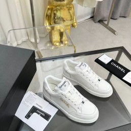 Женские кожаные кроссовки Chanel 2023 белые c золотой вышивкой