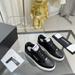 Женские кожаные кроссовки Chanel 2023 черные c золотой вышивкой