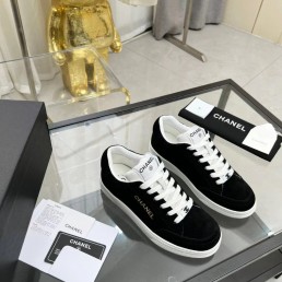 Женские замшевые кроссовки Chanel 2023 черные c золотой вышивкой