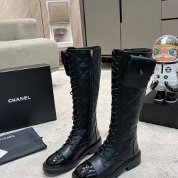 Женские кожаные сапоги Chanel 2023 с лаковым носом черные