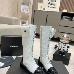 Женские кожаные сапоги Chanel 2023 с лаковым носом белые