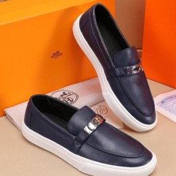 Мужские кожаные мокасины с пряжкой Hermes 2023 темно-синие с белой подошвой