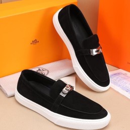 Мужские замшевые мокасины с пряжкой Hermes 2023 черные с белой подошвой