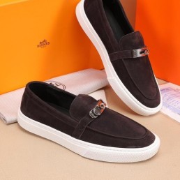 Мужские замшевые мокасины с пряжкой Hermes 2023 темно-коричневые с белой подошвой