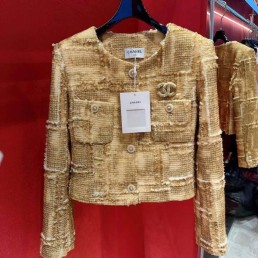 Женский жакет Chanel 2023 золотой с брошью