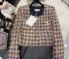 Женский жакет Chanel 2023 фиолетовый с желтым с золотыми пуговицами