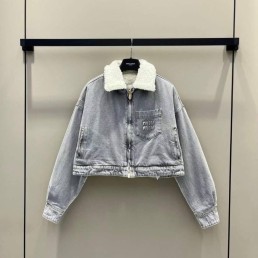 Женская джинсовая куртка с овчиной Miu Miu 2023 голубая