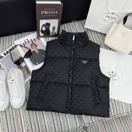 Женский жилет на пуху Prada 2023 черный