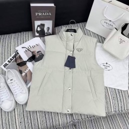 Женский жилет на пуху Prada 2023 светло-серый