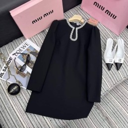 Женское платье Miu Miu 2023 черное со стразами на вороте