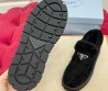 Женские замшевые ботинки Prada 2023 с мехом черные