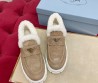 Женские замшевые ботинки Prada 2023 с мехом бежевые