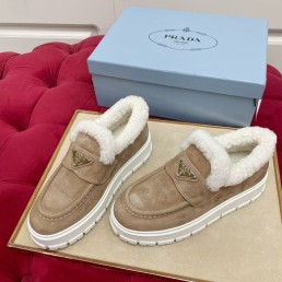 Женские замшевые ботинки Prada 2023 с мехом бежевые
