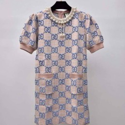 Женское платье Gucci 2023 розовое с голубой вышивкой