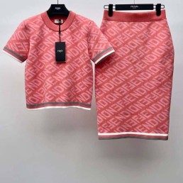 Женский костюм Fendi 2023 джемпер с юбкой розовый