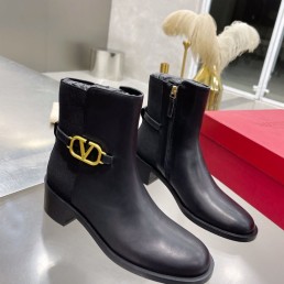 Женские кожаные сапоги Valentino 2023 черные укороченные на каблуке