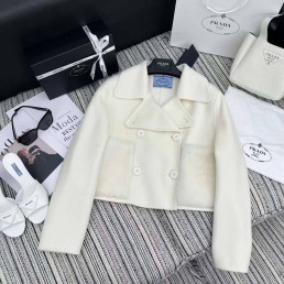 Женский жакет Prada 2023 белый с меховыми карманами