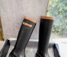 Женские кожаные сапоги Celine 2023 черные с коричневым ремешком