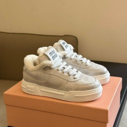 Женские кожаные кроссовки на меху Miu Miu 2023 светло-серые