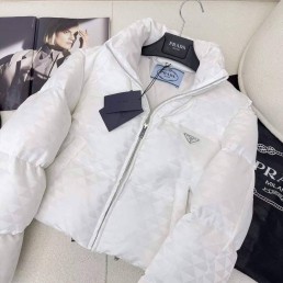 Женский пуховик Prada 2023 белый