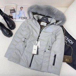 Женский пуховик Fendi 2023 светло-серый с мехом на капюшоне