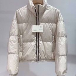 Женский пуховик Brunello Cucinelli 2023 укороченный молочный