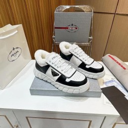 Мужские кожаные кроссовки на меху Prada 2023 белые с черным