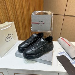 Мужские кожаные кроссовки на меху Prada 2023 черные с черной подошвой