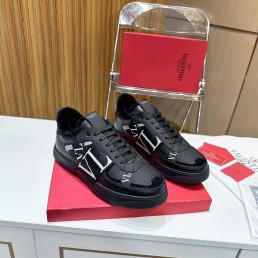 Мужские кожаные кроссовки на меху Valentino 2023 черные