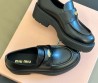 Женские кожаные лоферы Miu Miu 2023 черные на толстой подошве