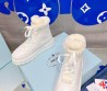 Женские кожаные высокие кроссовки на меху Prada 2023 белые