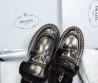 Женские кожаные лоферы на меху Prada 2023 черные