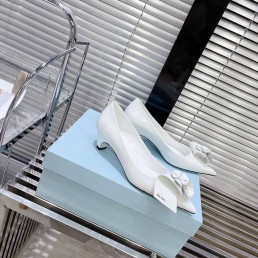 Женские туфли Prada 2023 белые с украшением на носке