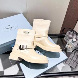 Женские кожаные сапоги Prada 2023 бежевые с пряжкой