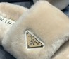 Женские меховые шлепанцы Prada 2023 бежевые