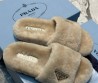 Женские меховые шлепанцы Prada 2023 бежевые