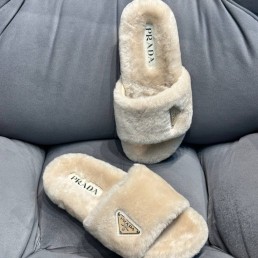 Женские меховые шлепанцы Prada 2023 бежевые