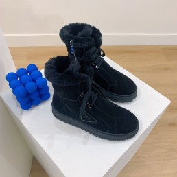 Женские замшевые ботинки на меху Prada 2023 черные