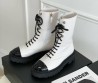 Женские кожаные ботинки Chanel 2023 белые с лакированным черным носом