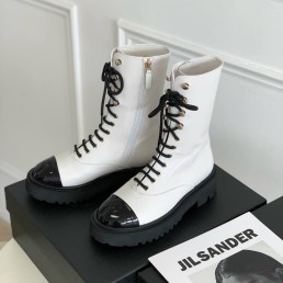 Женские кожаные ботинки Chanel 2023 белые с лакированным черным носом