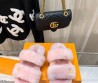 Женские меховые шлепанцы Louis Vuitton 2023 розовые