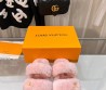 Женские меховые шлепанцы Louis Vuitton 2023 розовые
