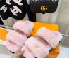 Женские меховые шлепанцы Louis Vuitton 2023 розовые