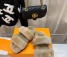 Женские меховые шлепанцы Louis Vuitton 2023 бежевые