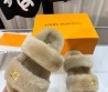 Женские меховые шлепанцы Louis Vuitton 2023 бежевые