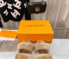 Женские меховые шлепанцы Louis Vuitton 2023 бежевые