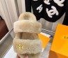 Женские меховые шлепанцы Louis Vuitton 2023 бежевые